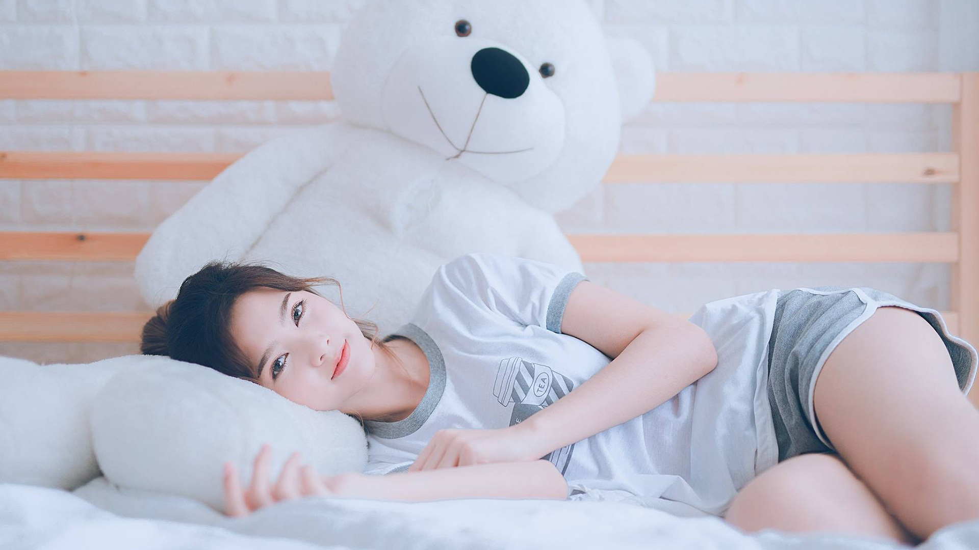 “羽毛球：简阳文体中心赛场快节奏对决，选手大展身手”