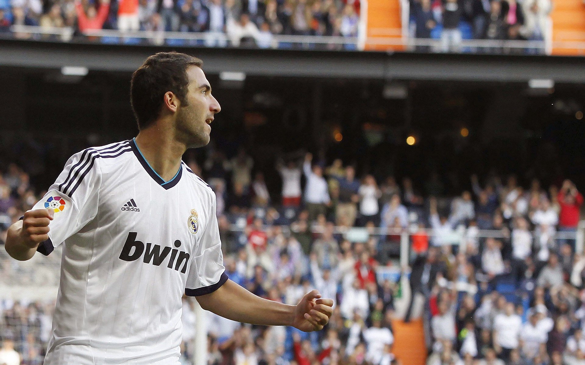 倒三角中场形成控场优势，倒三角管理模式是什么