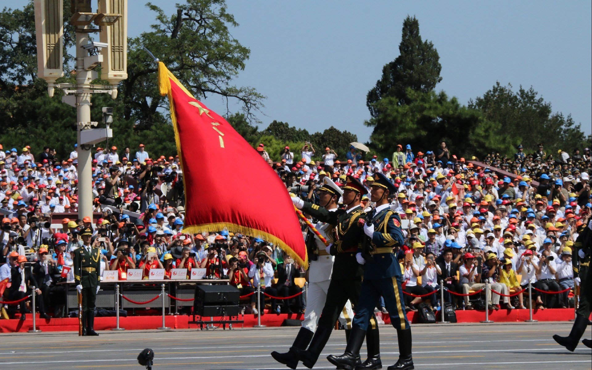 滑雪公开赛青少年组竞争激烈雪场人气旺,全国青少年夏季滑雪挑战赛直播
